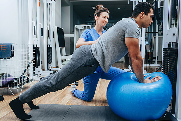 yolo-600x400-73 Nurse helping a man exercise in a rehab gym
